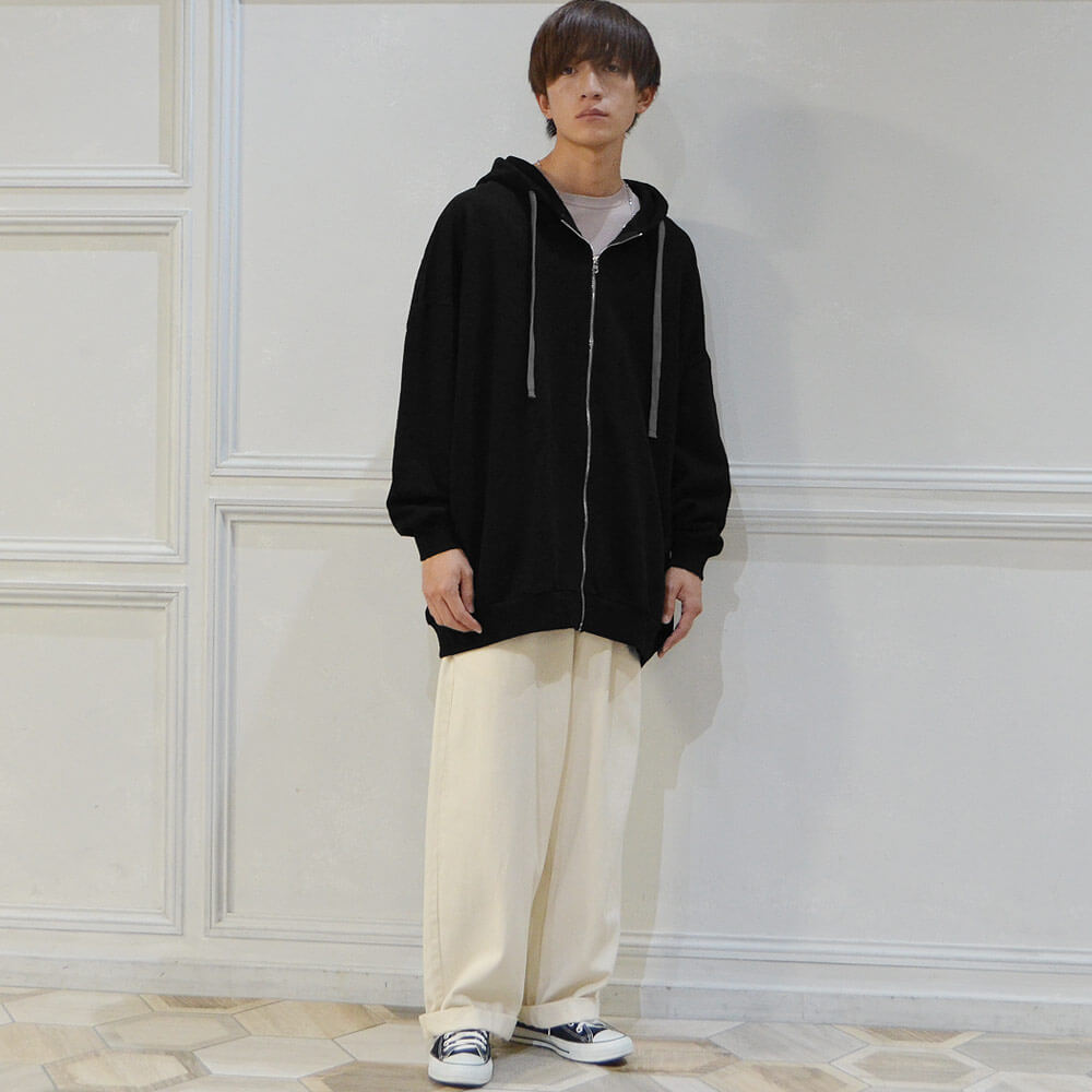 黒パーカー×ワイドデニム