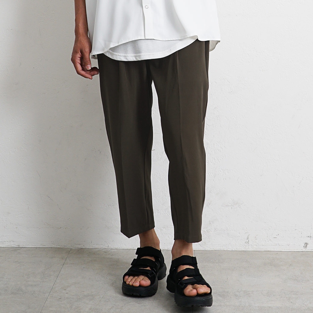 テーパードパンツの種類や素材で選ぼう！