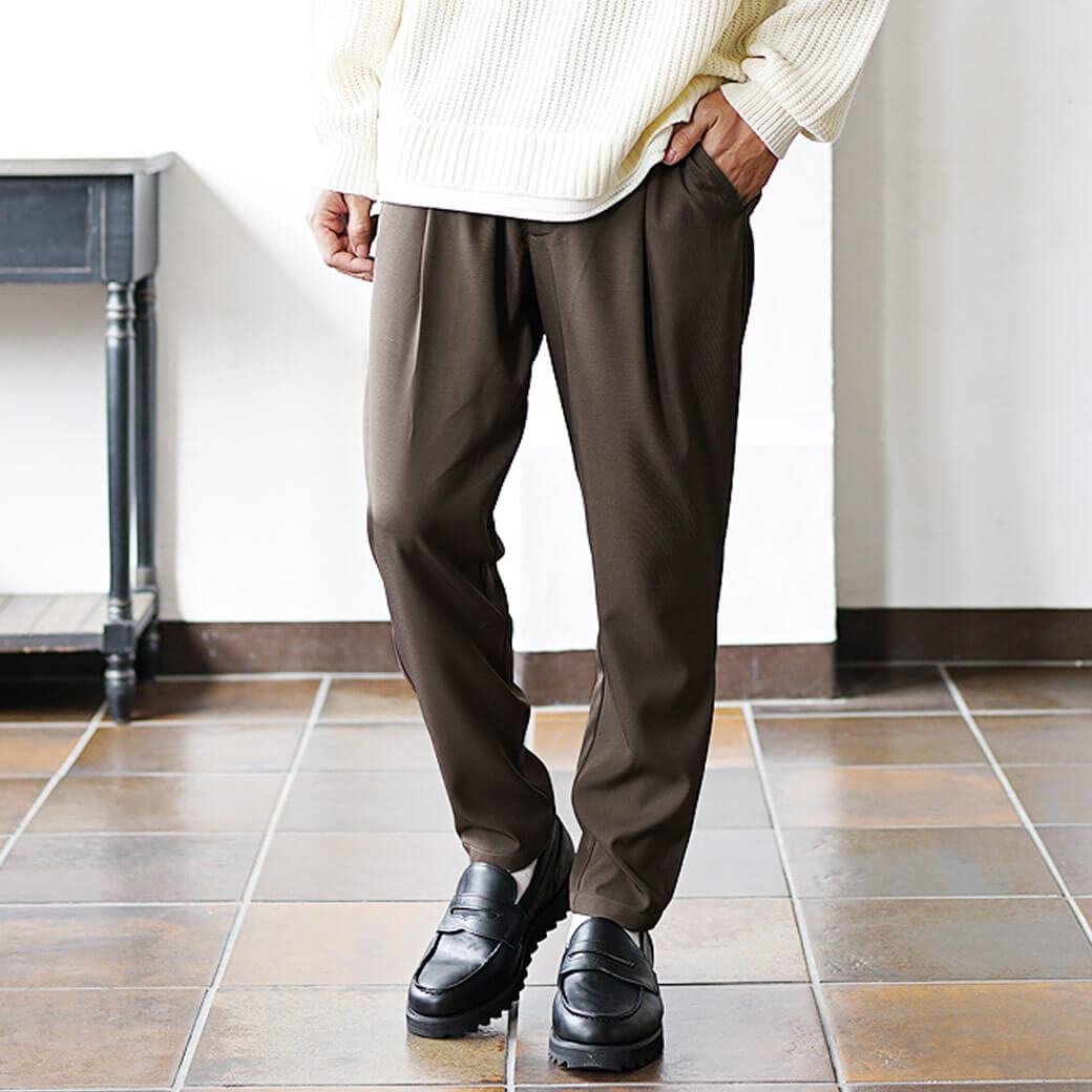 テーパードパンツの種類や素材で選ぼう！