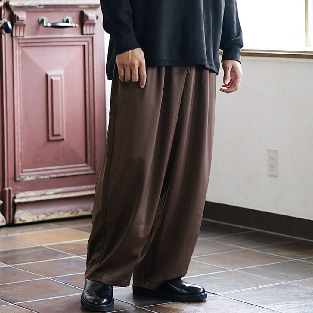 テーパードパンツの種類や素材で選ぼう！