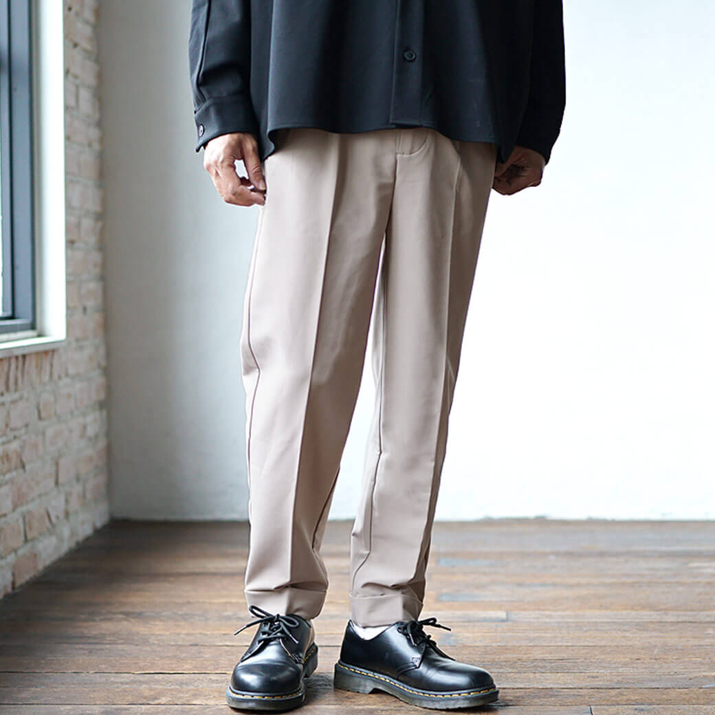 テーパードパンツの種類や素材で選ぼう！