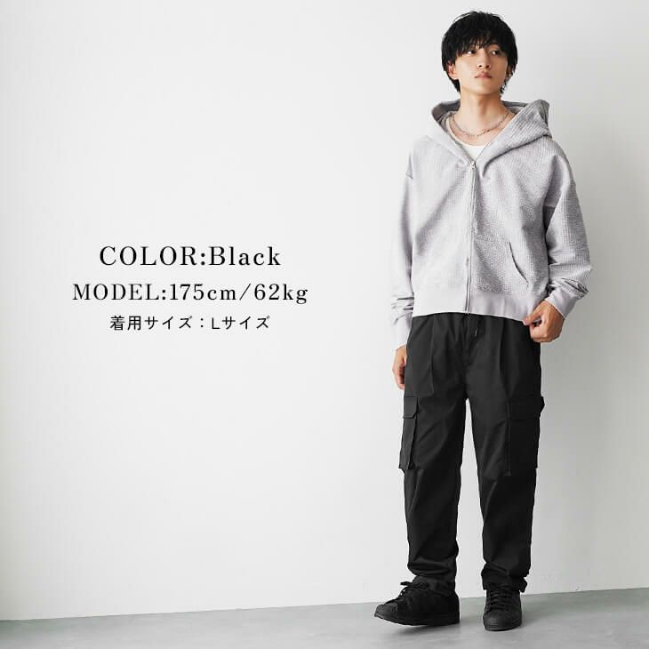 「ゆる×シャープ」バランスが決め手のモノトーンカジュアル