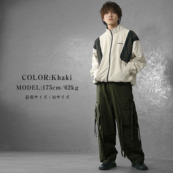 ベージュ切り替えジャケットとカーキカーゴパンツのアーバンアウトドアスタイル
