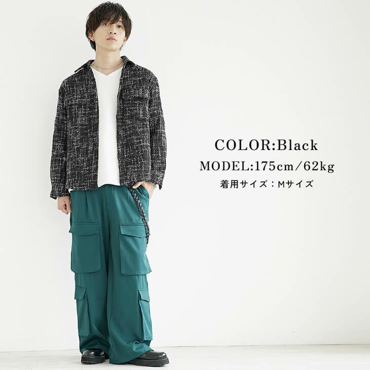 ブラックツイードシャツとグリーンカーゴパンツのストリートミックスコーデ