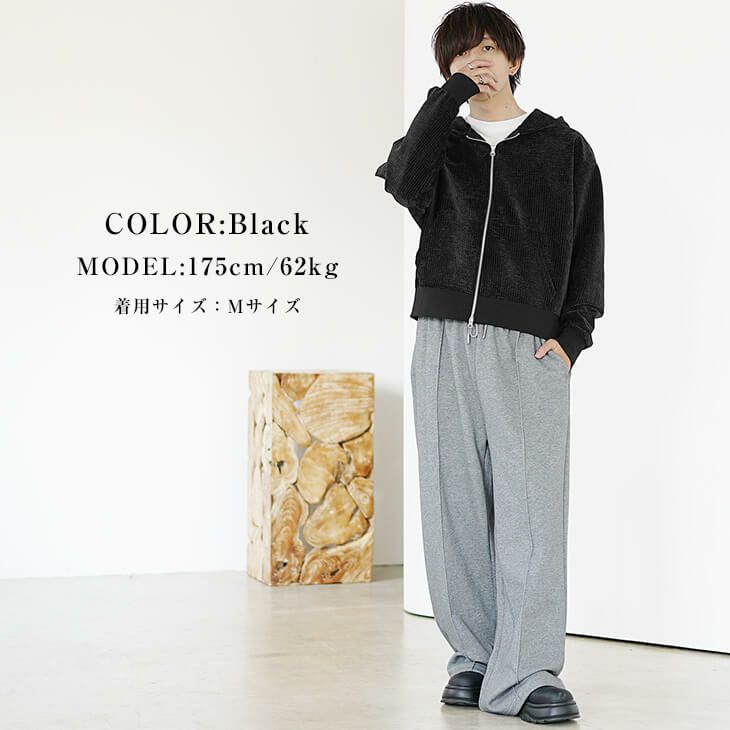黒パーカー×カーゴパンツ