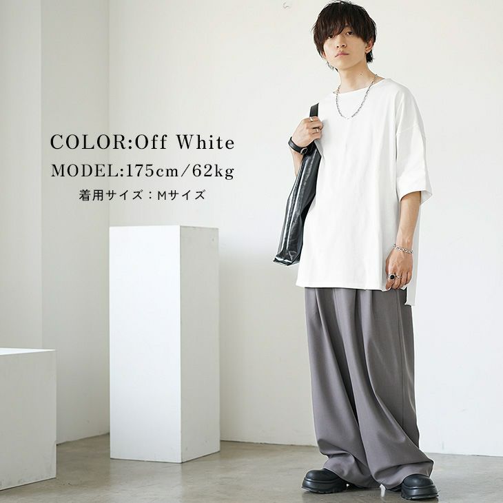 オフホワイトビッグTとグレーワイドスラックスのリラックスキャンパススタイル