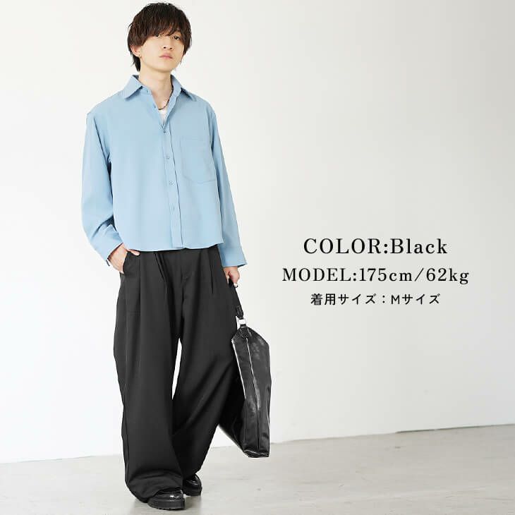 サックスブルーシャツと黒スラックスのオフィスカジュアルコーデ