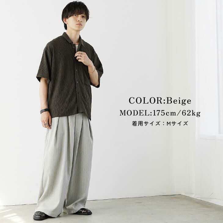 アッシュブラウンシャツとブラックパンツのカフェデートスタイル