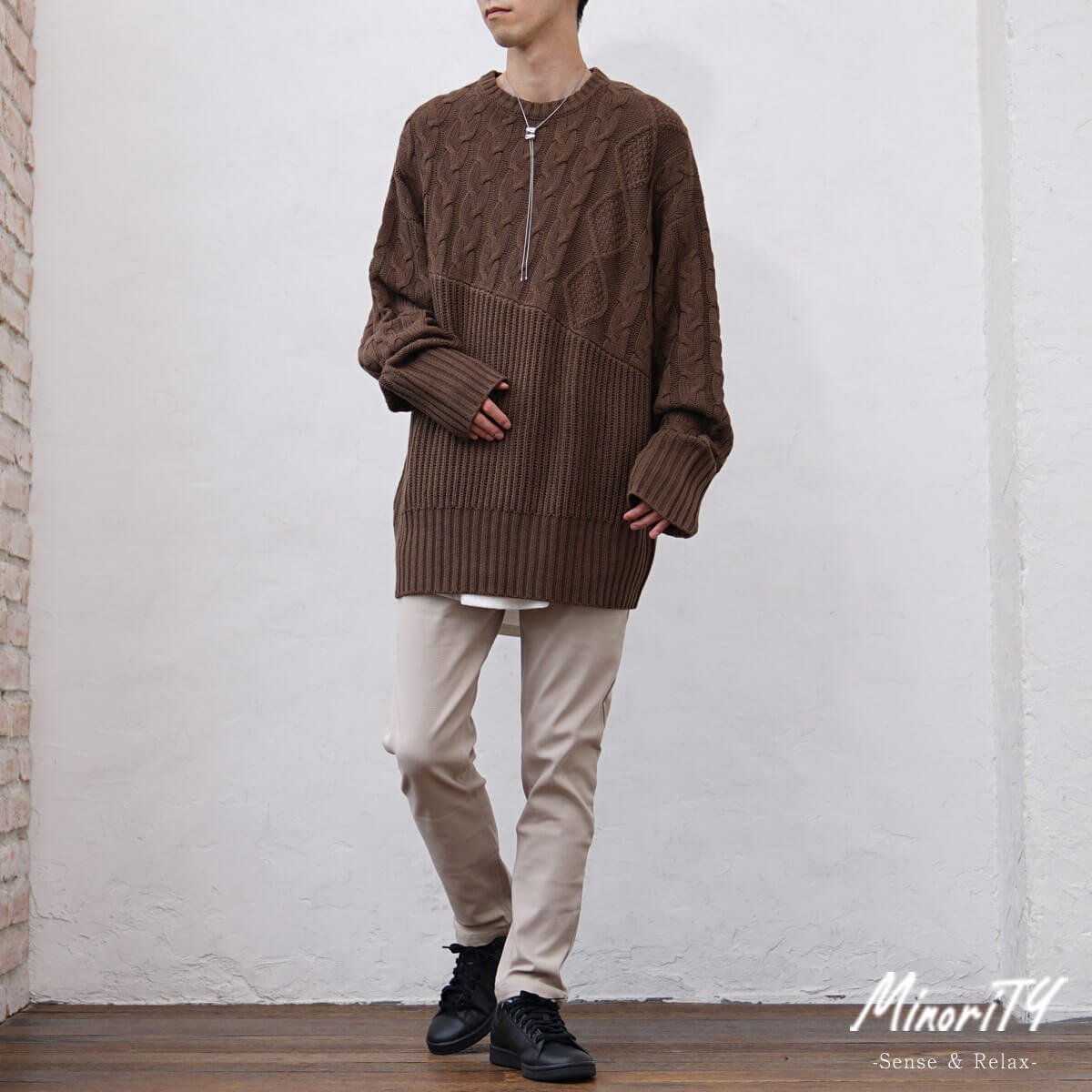 ベージュメンズコーデ