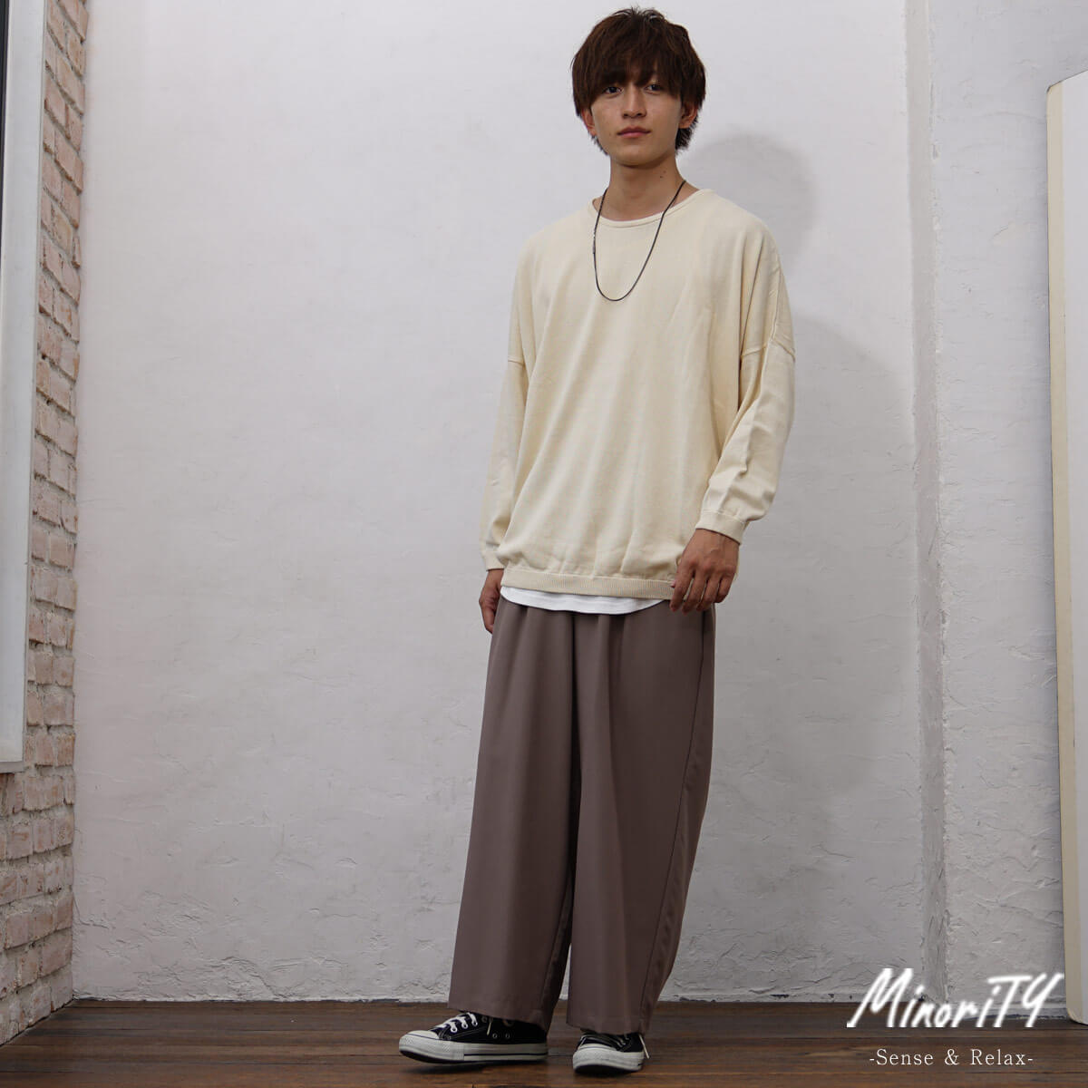 ベージュメンズコーデ